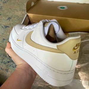 white and brown nike af1
